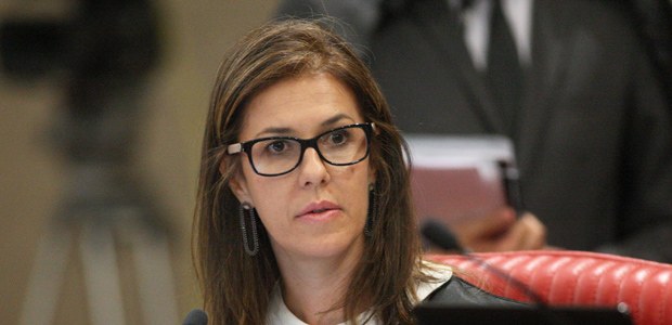 Ministra Luciana Lóssio durante sessão plenária do TSE