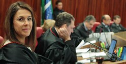 Ministra Luciana Lóssio durante sessão plenária do TSE em 26.02.2015