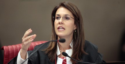 Ministra Luciana Lóssio em sessão do TSE em 24/09/2013. Ministra Luciana Lóssio em sessão do TSE em 24/09/2013.