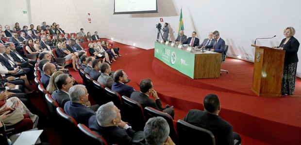 Ministra Rosa Weber durante abertura do VIII Encontro Nacional das Escolas Judiciárias Eleitorais – ENEJE em 04.04.2019 Ministra Rosa Weber durante abertura do VIII Encontro Nacional das Escolas Judiciárias Eleitorai...