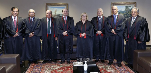 Ministra Rosa Weber posa com ministros do TSE na sala de togas