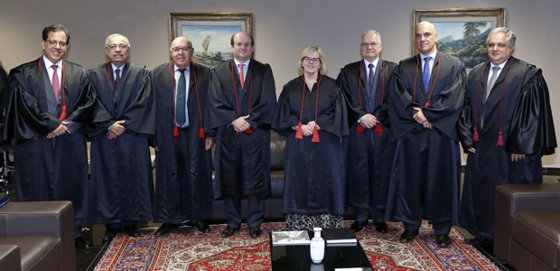 Ministra Rosa Weber posa com ministros do TSE na sala de togas em 14.05.2019 Ministra Rosa Weber posa com ministros do TSE na sala de togas