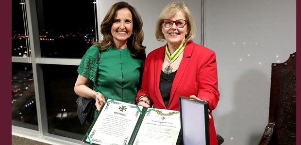 Ministra Rosa Weber recebe, da presidente do Conselho Superior da PGDF, Ludmila Lavocat Galvão Vieira de Carvalho, Medalha Mérito da Procuradoria-Geral do Distrito Federal (PGDF), em 18.12.2019. Ministra Rosa Weber recebe, da presidente do Conselho Superior da PGDF, Ludmila Lavocat Galvão V...