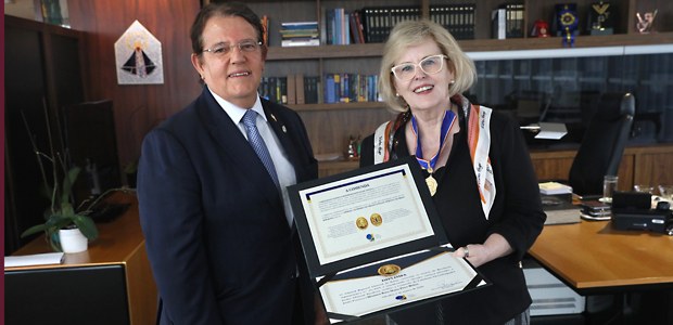 A ministra Rosa Weber, presidente do TSE, foi agraciada pelo TRE-BA, com a Comenda da Cidadania ...
