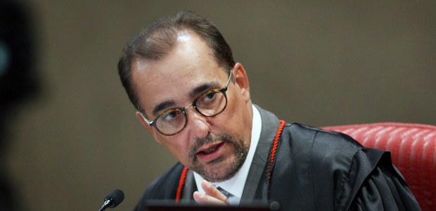 Ministro Admar Gonzaga durante sessão plenária do TSE 