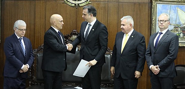 Ministro Alexandre de Moraes entrega aos presidentes da Câmara e do Senado propostas ao projeto ...