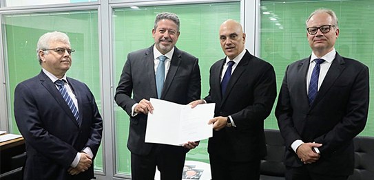 Ministro Alexandre de Moraes entrega aos presidentes da Câmara e do Senado propostas ao projeto ...