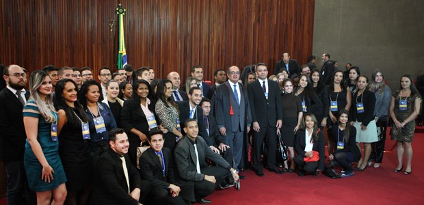 Ministro Gilmar Mendes com estudantes da faculdade Processus durante sessão do TSE