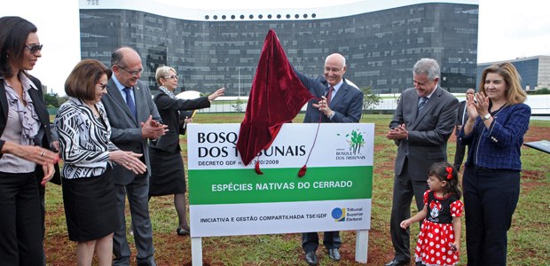 Ministro Gilmar Mendes do TSE e ministros do STJ, TST e OAB participam, do replantio de árvores ...