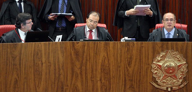 Ministro Gilmar Mendes durante sessão plenária do TSE