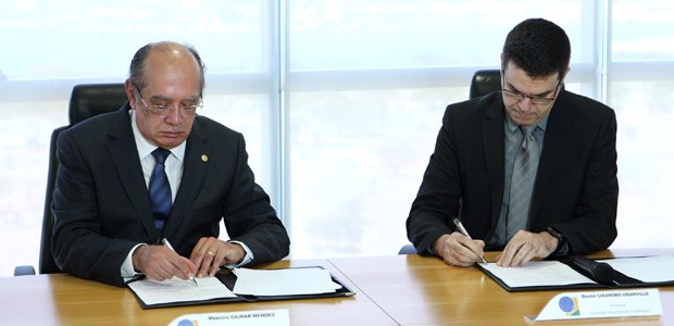 Ministro Gilmar Mendes e Lisandro Granville durante cerimônia de Assinatura de Convênio entre o ...