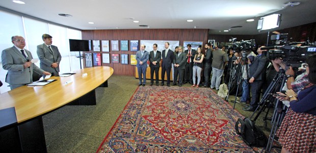 Ministro Gilmar Mendes e o Dr. Fernando Segóvia, diretor-geral da Polícia Federal, durante assin...