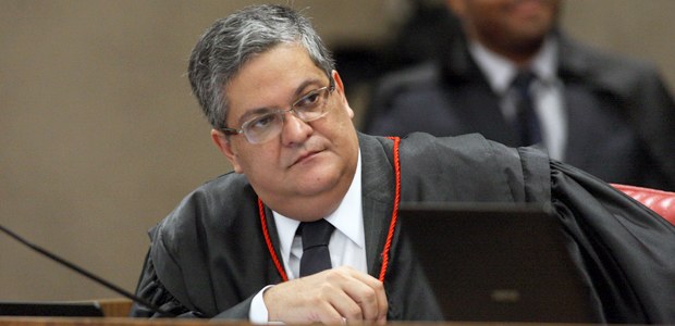 Ministro Henrique Neves durante sessão administrativa do TSE 