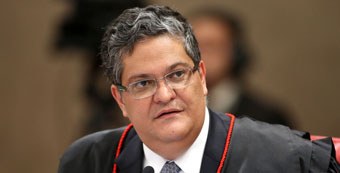 Ministro Henrique Neves durante sessão do TSE.