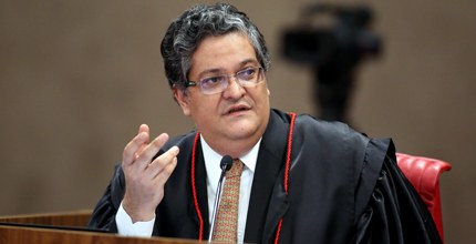 Ministro Henrique Neves durante Sessão do TSE.