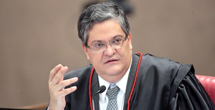 Ministro Henrique Neves durante sessão plenária do TSE em 03.09.2015 Ministro Henrique Neves durante sessão plenária do TSE