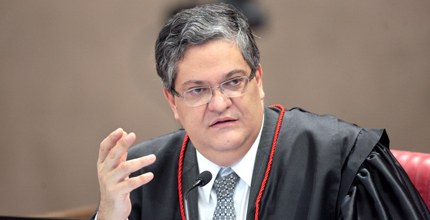 Ministro Henrique Neves durante sessão plenária do TSE