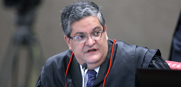 Ministro Henrique Neves durante sessão plenária do TSE