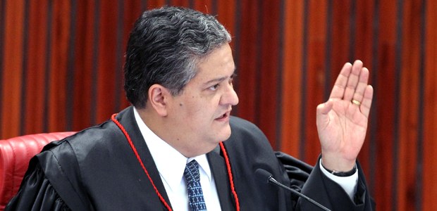 Ministro Henrique Neves durante sessão plenária do TSE