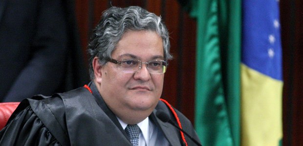 Ministro Henrique Neves durante sessão plenária do TSE em 05.04.2017 Ministro Henrique Neves durante sessão plenária do TSE