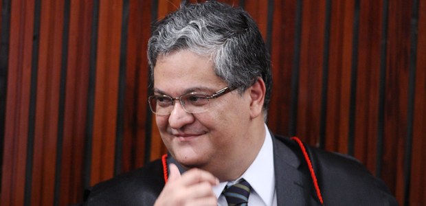 Ministro Henrique Neves durante sessão plenária do TSE