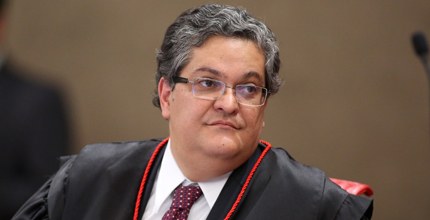 Ministro Henrique Neves durante sessão plenária do TSE
