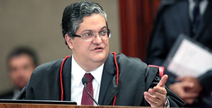 Ministro Henrique Neves durante sessão plenária do TSE