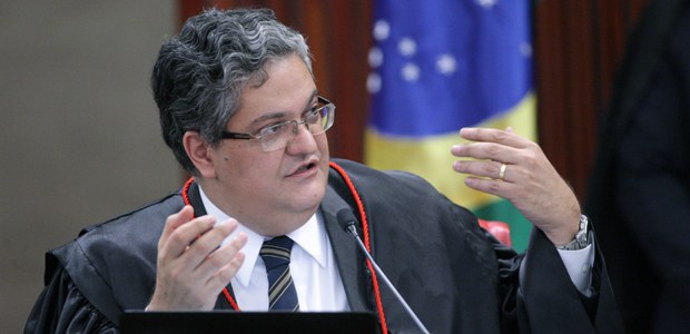 Ministro Henrique Neves durante sessão plenária do TSE