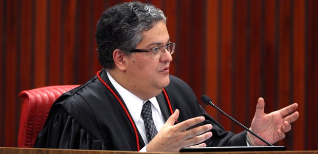 Ministro Henrique Neves durante sessão plenária do TSE