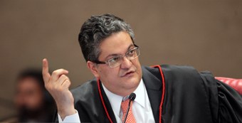 Ministro Henrique Neves durante sessão plenária do TSE em 30.09.2014 Ministro Henrique Neves durante sessão plenária do TSE em 30.09.2014