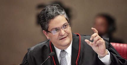Ministro Henrique Neves em sessão do TSE em 13/08/2013. Ministro Henrique Neves em sessão do TSE em 13/08/2013.