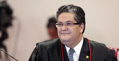 Ministro Henrique Neves em sessão do TSE em 21/03/2013