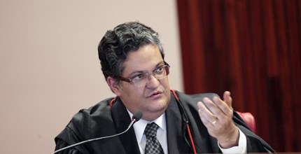 Ministro Henrique Neves em sessão do TSE  em  6.12.2012  