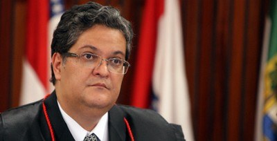 Ministro Henrique Neves em sessão plenária.