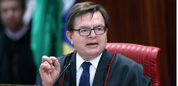 Ministro Herman Benjamin finaliza seu voto, durante sessão plenária do TSE, para julgamento da A...