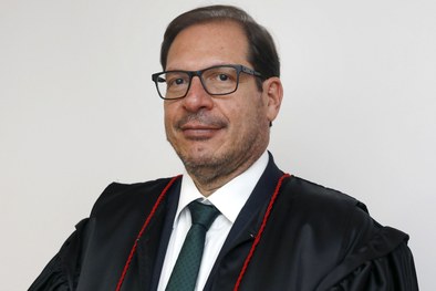 Foto atualizada do ministro do TSE Luis Felipe Salomão de toga.