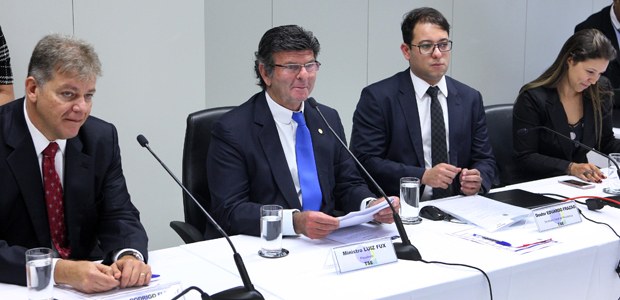 Ministro Luiz Fux durante reunião com presidentes dos TREs