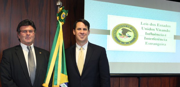 Ministro Luiz Fux recebe o diretor de combate aos crimes ciberneticos do FBI, Howard Marshall, q...
