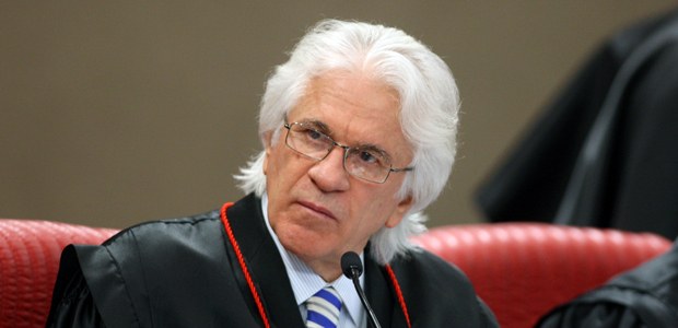 Ministro Napoleão Nunes durante sessão plenária 