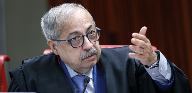 Ministro Og Fernandes durante sessão plenária do TSE