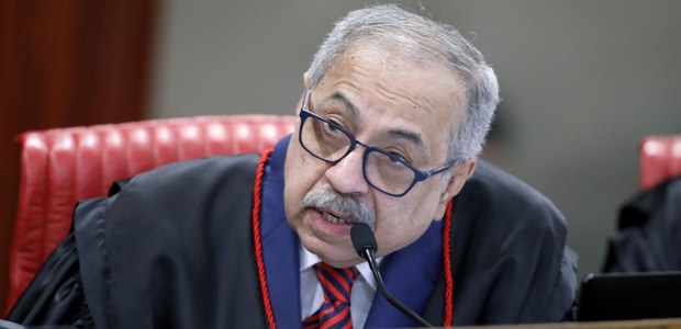 Ministro Og Fernandes durante sessão plenária do TSE