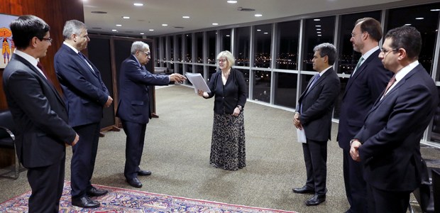 Ministro Og Fernandes entrega documento de GT a Ministra Rosa Weber em 14.05.2019 Ministro Og Fernandes entrega documento de GT a Ministra Rosa Weber