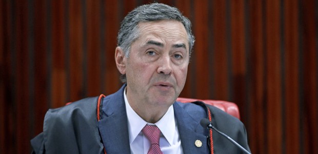 Ministro Roberto Barroso durante sessão plenária do TSE