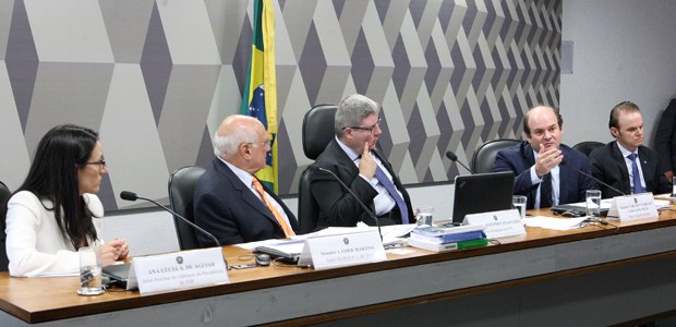 Ministro Tarcisio Vieira de Carvalho Neto e autoridades do TSE durante Audiência Pública na CCJ ...