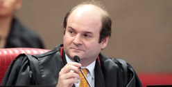 Ministro Tarcísio Vieira em sessão do TSE em  30.09.2014