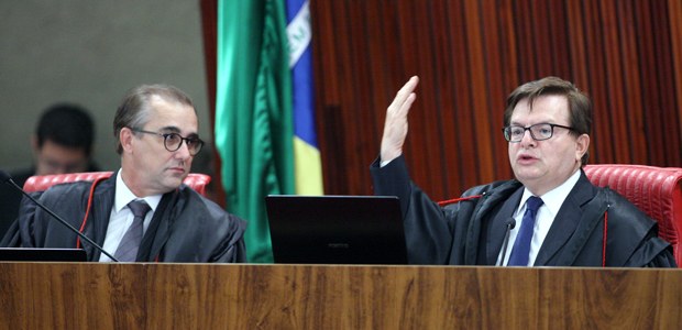Ministros Admar Gonzaga e Herman Benjamin durante sessão plenária do TSE para julgamento da Aije 194358 em 08.06.2017 Ministros Admar Gonzaga e Herman Benjamin durante sessão plenária do TSE para julgamento da Aije...