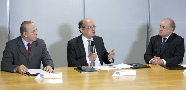 Ministros Eliseu Padilha, Gilmar Mendes e o Dr. Gastão Ramos durante cerimônia de assinatura de ...