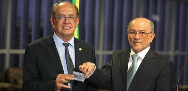 Ministros Gilmar Mendes presidente do TSE e Aroldo Cedraz presidente do TCU, durante ato de entr...