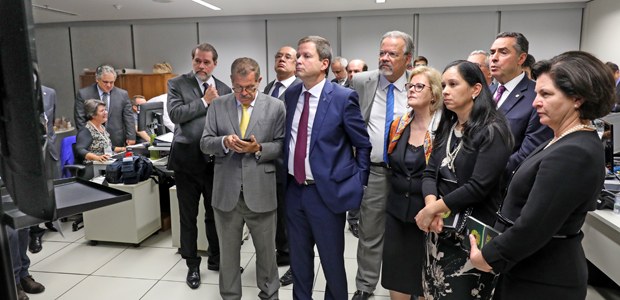 Ministros Rosa Weber e autoridades, acompanham a apuração do 1º turno das eleições 2018 no CDE