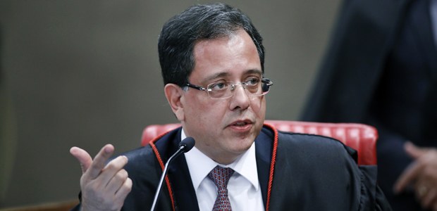 Ministros Sérgio Banhos durante sessão plenária do TSE